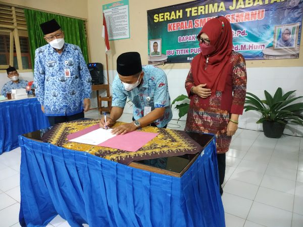 SERAH TERIMA JABATAN KEPALA SMP NEGERI 1 SEMANU
